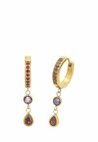 Guldörhängen med röda stenar på hooparna och två hängande fasettslipade ädelstenar, en rund lila och en röd droppformad.