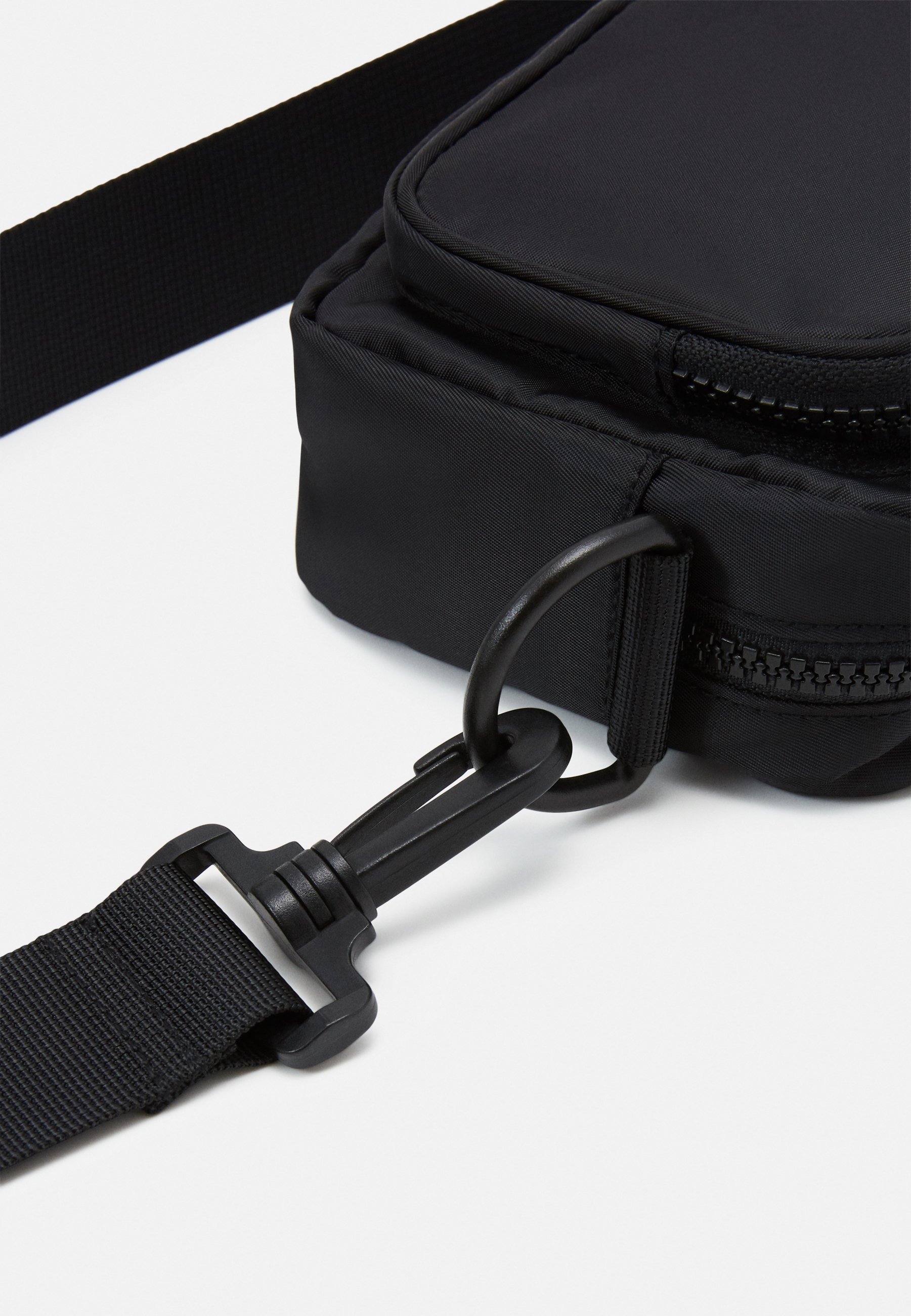 Monki JINDER BAG Skulderveske black nylonsvart Zalando.no Monki JINDER BAG Skulderveske black nylonsvart Zalando.no