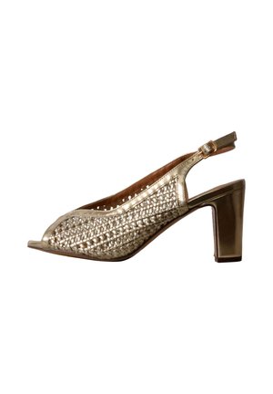 Złota sandałka na wysokim obcasie typu slingback z plecioną, teksturowaną cholewką i odkrytym palcem, wyposażona w blokowy obcas i regulowaną klamrę paska.