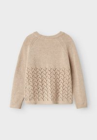 Beige stickad tröja med ett spetsmönster på den nedre halvan, rund halsringning och långa ärmar med raglan-sömmar.