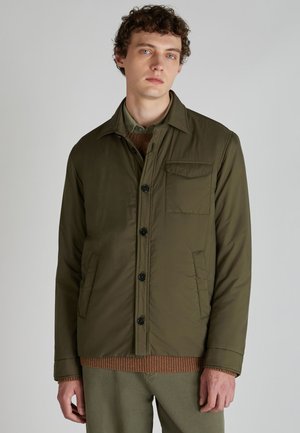 Olijf groene button-up jack met een shirtkraag, voorzakken en zwarte knopen. Soepele textuur, gewatteerd ontwerp en relaxed fit.