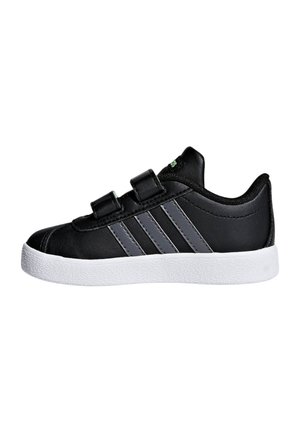 Schwarzer Sneaker mit zwei Klettverschlüssen, drei dunkelgrauen Seitenstreifen und einer weißen strukturierten Sohle.