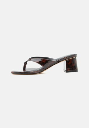 Sandale cu toc și vârf deschis pentru femei, cu barete lucioase maro cu model tartă și toc gros pe fundal alb.