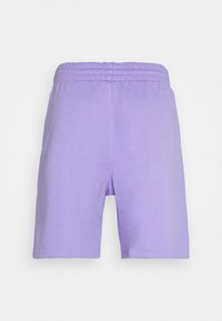 Levandulové šortky z bavlněné směsi s elastickým pasem a rovním lemem, zobrazené ze zadní strany na čistě bílém pozadí.