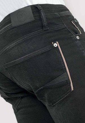 Zwarte denim jeans hebben een slim fit met twee achterzakken, een leren label op de tailleband en contrasterende stiksels langs de zaknaden.