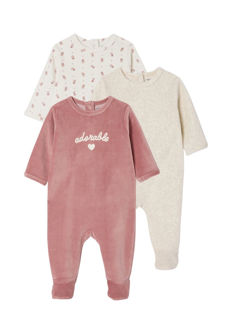 Drei Babystrampler: pinkes Plüsch mit Text, weiß mit Blumenmuster und cremefarbener strukturierter Stoff. Lange Ärmel und Druckknopfverschlüsse hinten.
