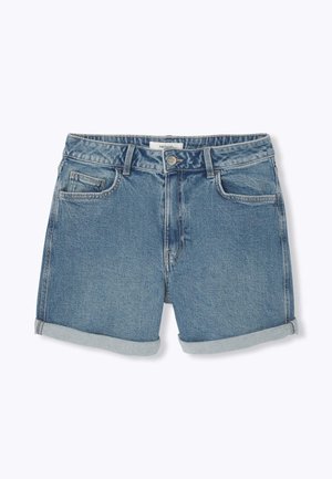 Short en jean bleu avec revers roulés, bouton devant, fermeture éclair, passants de ceinture et deux poches avant sur un fond blanc uni.