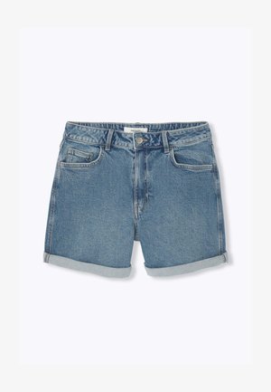 Short en jean bleu avec revers roulés, bouton devant, fermeture éclair, passants de ceinture et deux poches avant sur un fond blanc uni.