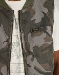Roheline ja hall camo-musteriga vest, valmistatud vastupidavast kangast, millel on lukuga esiosa, soonikkrae ja rinnaehe koos logoga.