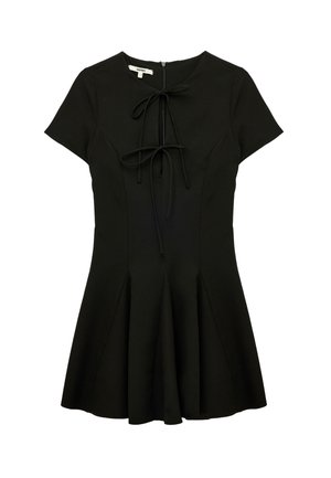 Robe noire à manches courtes avec un corsage ajusté, une jupe évasée et un détail à nouer au niveau du décolleté. Tissu lisse avec une fermeture éclair dans le dos.