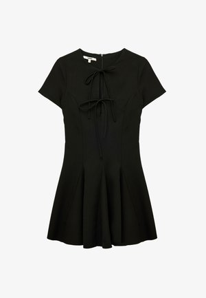 Zwarte kortsleevige jurk met een slimfit lijfje, een uitlopende rok en een strikdetail bij de halslijn. Gladde stof met een ritssluiting aan de achterkant.