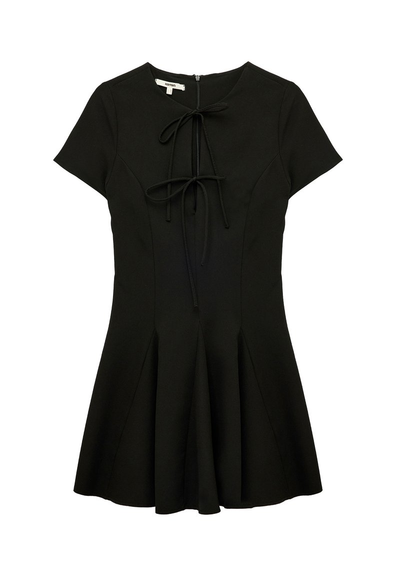 Schwarzes Kurzarmkleid mit tailliertem Oberteil, schwingendem Rock und einem Bindedetail am Ausschnitt. Weicher Stoff mit einem Reißverschluss am Rücken.
