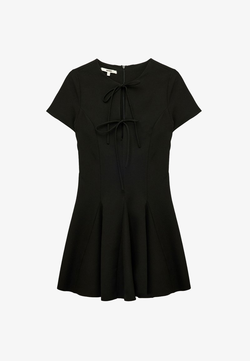 Svart kortärmad klänning med figursydd bodice, utsvängd kjol och en knytdetalj vid halslinningen. Slät tyg med bakre dragkedja.