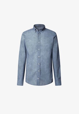 Niebieska koszula zapinana na guziki z długimi rękawami, standardowym kołnierzykiem oraz przednim zapięciem z białymi guzikami; wykonana z miękkiego materiału.