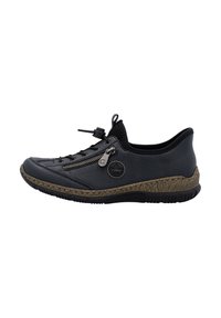 Chaussure en cuir noir avec surface texturée, zip décoratif sur le côté, système de laçage, semelle en caoutchouc et accent contrastant en marron foncé.