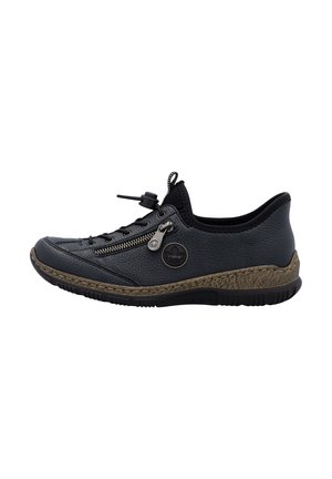 Chaussure en cuir noir avec surface texturée, zip décoratif sur le côté, système de laçage, semelle en caoutchouc et accent contrastant en marron foncé.