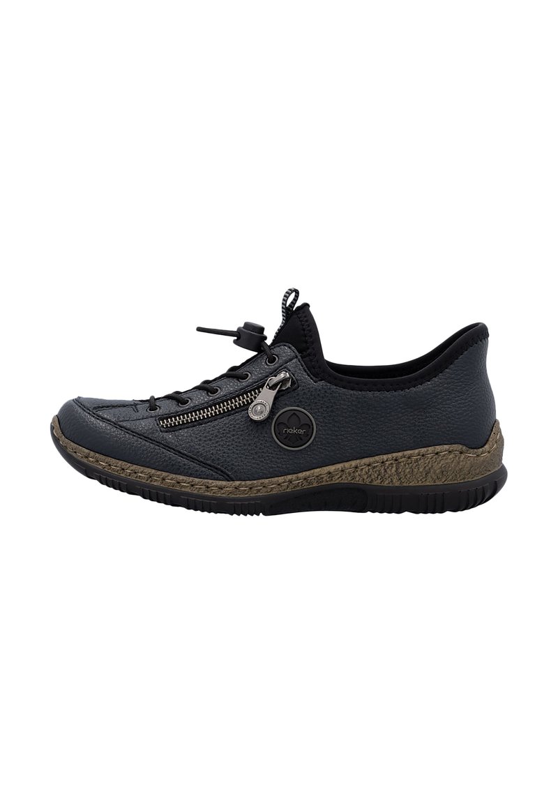 Chaussure en cuir noir avec surface texturée, zip décoratif sur le côté, système de laçage, semelle en caoutchouc et accent contrastant en marron foncé.