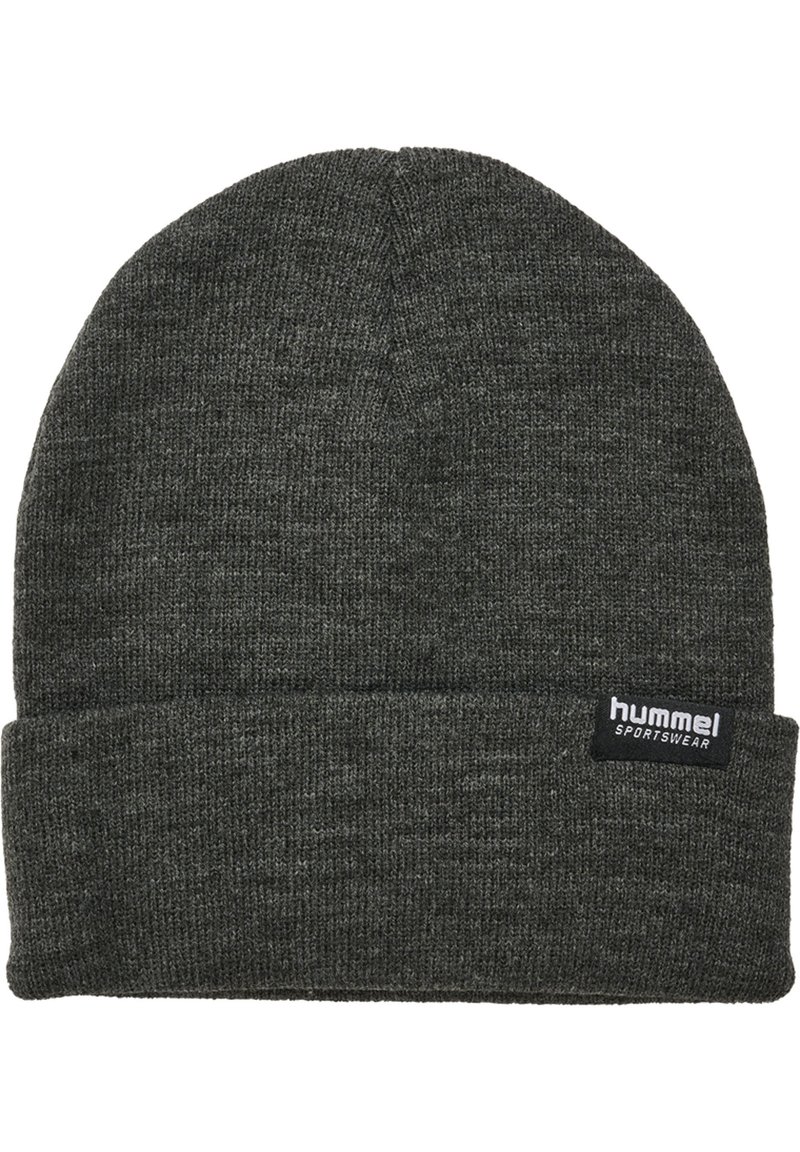 Ciemnoszara dziana czapka beanie z podwiniętym brzegiem i małą czarną metką "hummel sportswear" z boku. Miękka tekstura, bezszwowy design.