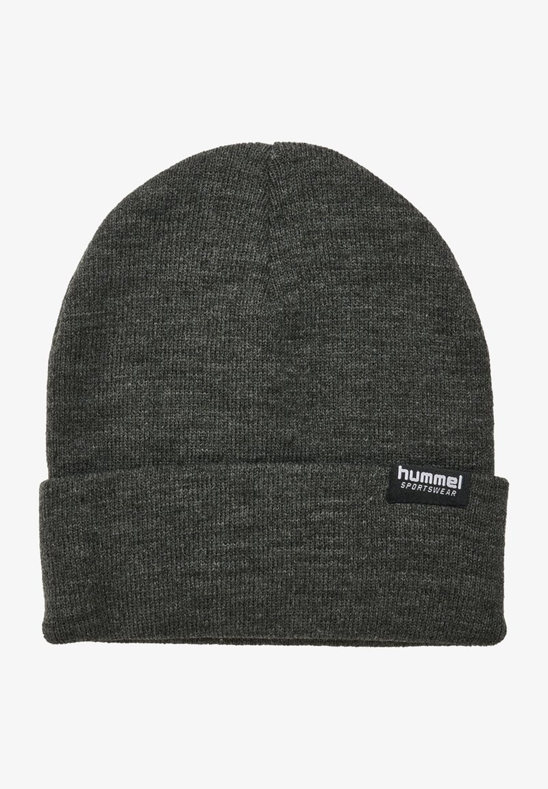 Bonnet en tricot gris foncé avec un revers replié et une petite étiquette noire "hummel sportswear" sur le côté. Texture douce, conception sans couture.