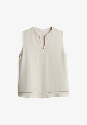 Beige mouwloze blouse met een V-hals, gemaakt van soepele stof, met een decoratieve stiksel langs de zoom voor extra detail.