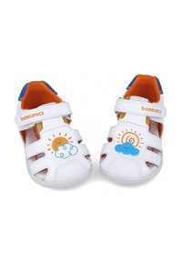 Sandali bianchi con un design traspirante, caratterizzati da accenti arancioni e blu. Decorati con grafiche di sole e nuvole sorridenti sui lati.