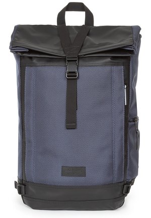 Zaino roll-top navy e nero in tessuto testurizzato, con tracolla regolabile, tasca frontale e cinghie laterali con fibbia. Presenta un patch con logo alla base.