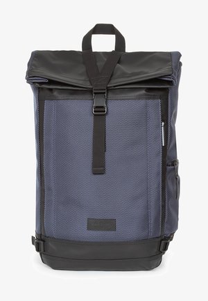 Navy- und schwarzer Rolltop-Rucksack aus strukturiertem Stoff, verstellbarem Tragegurt, frontaler Tasche und geschnallten Seitengurten. Mit Logo-Patch am Boden.