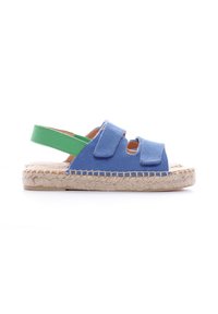 Sandale en toile bleue avec sangle élastique verte, deux fermetures Velcro réglables et semelle en jute, présentant un bout rond et un dos ouvert.