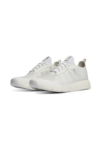 Des chaussures de sport blanches avec une tige en mesh léger, des motifs texturés, un capuchon de pied plat et une semelle en caoutchouc lisse pour l'adhérence.
