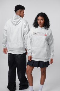 Hanorac gri deschis, din material fleece, cu buzunar frontal, logo grafic pe piept. Asortat cu blugi închiși și o fustă plisată.
