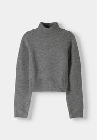 Szary krótki sweter z golfem, wykonany z dzianiny. Posiada prążkowane mankiety i dół, które dodają faktury i struktury.