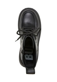 Czarne skórzane botki za kostkę z okrągłym noskiem, sznurowane z przodu i z zamkiem błyskawicznym. Posiadają fakturowaną powierzchnię oraz pętelkę na pięcie.