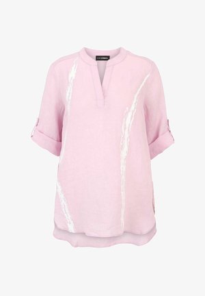 Lichtroze linnen top met een gedeeltelijke knoplijst en korte opgerolde mouwen. Kenmerkend is het witte penseelstrekenpatroon aan de voorkant.