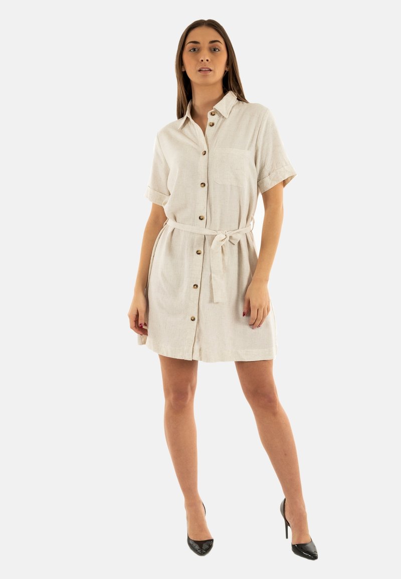 Abito camicia in lino beige con maniche corte, chiusura a bottoni, tasca anteriore e cintura legata in vita, caratterizzato da una vestibilità ampia e orlo sopra il ginocchio.