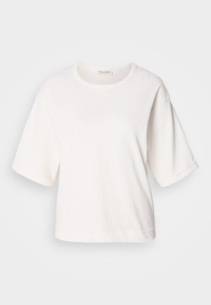 Hvit bomull t-skjorte med en avslappet passform, korte oppbrettede ermer, rund hals og en glatt tekstur. Enkel, minimalisk design.