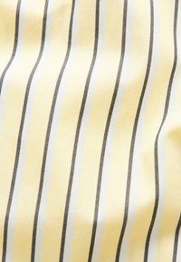 Tessuto di cotone giallo con strisce grigie e marroni alternate. La texture è liscia, con linee verticali distinte e uniformemente distanziate.
