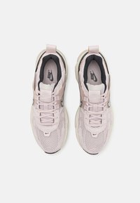 Nike Sportswear V2K RUN  - Sneakers basse - platinum violet/chrome/light bone/black/light iron ore