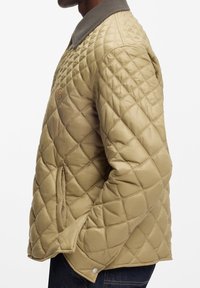 Μπεζ βαμβακερό μπουφάν με διαμάντι σχέδιο, γκρι γιακά και πλαϊνές τσέπες. Κατασκευασμένο από λείο, γυαλιστερό υλικό με στενή εφαρμογή.