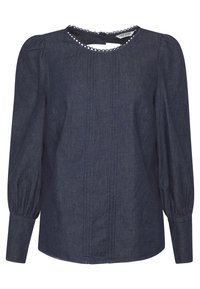 La blusa in denim blu scuro presenta maniche a sbuffo, un collo rotondo con pizzo e dettagli di cuciture verticali sulla parte anteriore.