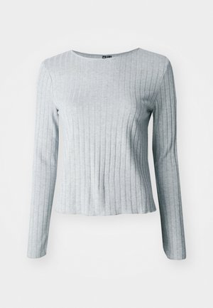 Top gris de manga larga con canalé y escote redondo, confeccionado en una suave tela texturizada; presenta un dobladillo ligeramente acampanado para un ajuste relajado.