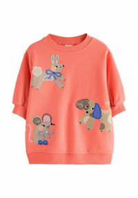 Sweatshirt corail à manches courtes avec des animaux brodés : un lapin, une souris et un chien avec des accents texturés et des détails colorés.