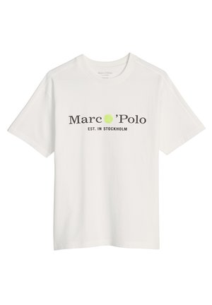 Biała koszulka z krótkim rękawem z napisem "Marc O'Polo EST. IN STOCKHOLM" i zieloną grafiką piłki tenisowej zastępującą literę "o" w "O'Polo".