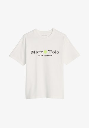 Weißes kurzärmeliges T-Shirt mit dem Schriftzug "Marc O'Polo EST. IN STOCKHOLM" und einer grünen Tennisball-Grafik, die das "o" in "O'Polo" ersetzt.