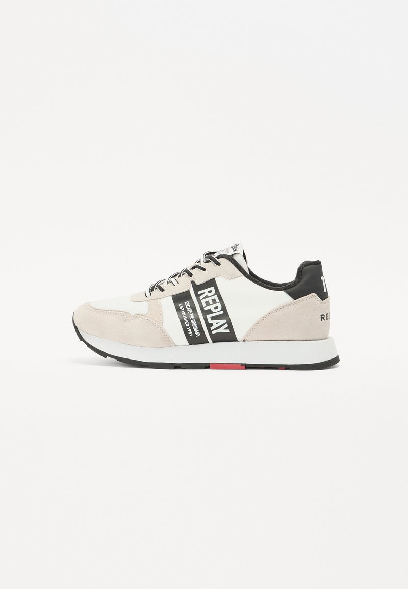 Sneaker aus weißem und beige Wildleder mit schwarzen Akzenten. Mit auffälligem "REPLAY"-Schriftzug an der Seite und einer farblich abgestimmten Gummisohle.