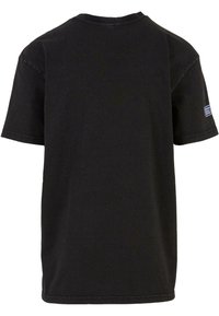 Sort bomulds t-shirt med rund hals, korte ærmer og et lille blåt logo-patch på venstre ærme. Glat tekstur, afslappet pasform.
