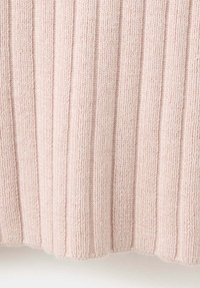 Tissu tricoté rose doux avec une texture côtelée verticale et de légers plis le long du bord inférieur.