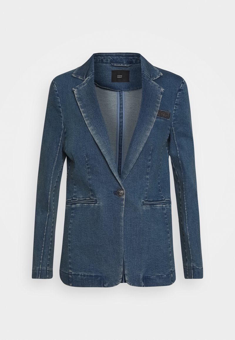 Blazer en denim bleu avec un bouton unique, des revers crantés et deux poches passepoilées à l'avant, présenté sur un fond blanc.