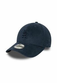 Casquette de baseball bleu marine en tissu texturé avec un logo LA brodé sur le devant et une visière plate. Comprend une étiquette de taille sur le côté.