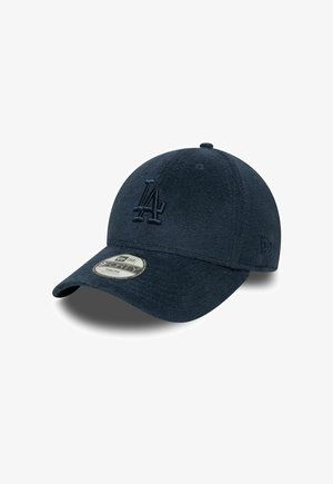 Dunkelblaues Baseballcap aus strukturiertem Stoff mit einem gestickten LA-Logo auf der Vorderseite und einer flachen Krempe. Besitzt ein Größenetikett an der Seite.