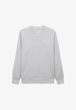 Sweatshirt gris en tissu doux, avec un col rond, des poignets côtelés et un petit patch logo sur la poitrine gauche.